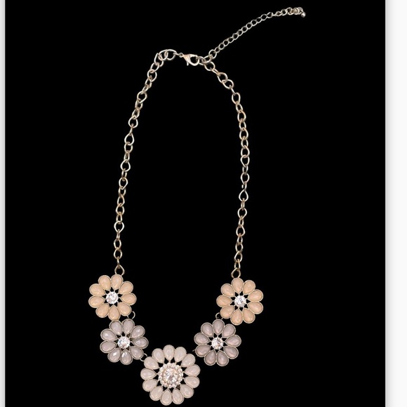 Gorgeous gold chain with flowers in whites, and light cream colors, so pretty - Picture 5 of 7